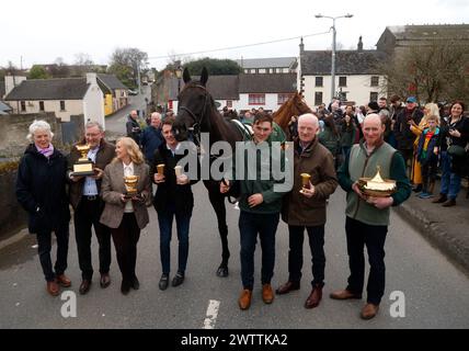 Les propriétaires Greg Turley, Audrey Turley, le jockey Paul Townend, Galopin des champs, vainqueur de la Boodles Cheltenham Gold Cup 2024, Groom Adam Connolly, et l'entraîneur Willie Mullins (de gauche à droite) posent sur un pont lors du retour des vainqueurs de la Boodles Cheltenham Gold Cup 2024 à Leighlinbridge, en Irlande. Date de la photo : mardi 19 mars 2024. Banque D'Images
