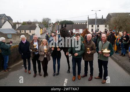 Les propriétaires Greg Turley, Audrey Turley, le jockey Paul Townend, Galopin des champs, vainqueur de la Boodles Cheltenham Gold Cup 2024, Groom Adam Connolly, et l'entraîneur Willie Mullins (de gauche à droite) posent sur un pont lors du retour des vainqueurs de la Boodles Cheltenham Gold Cup 2024 à Leighlinbridge, en Irlande. Date de la photo : mardi 19 mars 2024. Banque D'Images