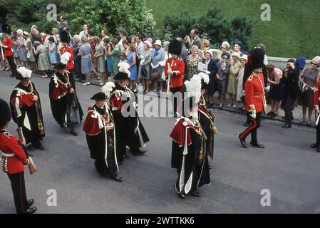 Années 1960, historique, procession de l'ordre de la Jarretière, le plus ancien et le plus ancien ordre de chevalerie datant de 1348 et le roi Édouard III, à l'extérieur du château de Windsor, Berkshire, Angleterre. L'ordre est l'ordre de chevalerie le plus élevé dans le système britannique des honneurs. Vu sur la photo, au milieu à gauche, Lord Montgomery d'Alamien le commandant des forces terrestres de l'invasion de Normandie le 6 juin 1944, avant d'être promu au grade de maréchal. Après la seconde Guerre mondiale, il est fait chevalier de la Jarretière et créé 1er vicomte Montgomery d'Alamein en 1946. Banque D'Images