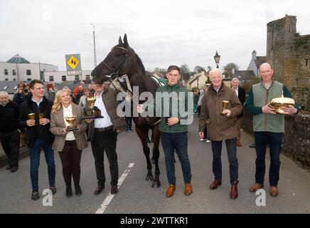 Le jockey Paul Townend, les propriétaires Audrey Turley, Greg Turley, Galopin des champs, vainqueur de la Boodles Cheltenham Gold Cup 2024, Groom Adam Connolly, et l’entraîneur Willie Mullins (gauche-droite) lors du retour des vainqueurs de la Boodles Cheltenham Gold Cup 2024 à Leighlinbridge, Irlande. Date de la photo : mardi 19 mars 2024. Banque D'Images