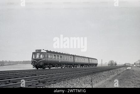 1960, historique, un train diesel de classe 117, marqué 2A25 Didcot, sur piste, Angleterre, Royaume-Uni. La British Rail Class 117 était une DMU, une unité multiple diesel construite par la Pressed Steel Company de 1959 à 1961. Les trains étaient composés de trois wagons et exploités sur la BR Western Region pour les communions de banlieue à Londres Paddington. Banque D'Images