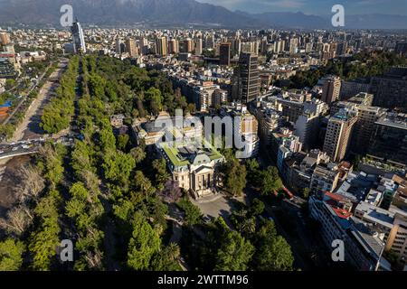 Vue aérienne de l'église de San Vicente de Ferrer de Los Dominicos à Santiago du Chili et magnifique ville Banque D'Images