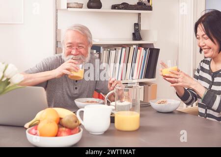 Couple de personnes âgées appréciant le petit déjeuner ensemble Banque D'Images