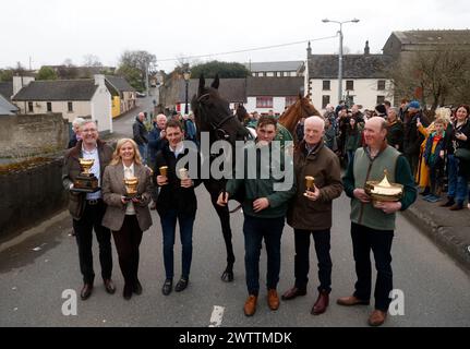 Les propriétaires Greg Turley, Audrey Turley, le jockey Paul Townend, Galopin des champs, vainqueur de la Boodles Cheltenham Gold Cup 2024, Groom Adam Connolly, et l'entraîneur Willie Mullins (de gauche à droite) posent sur un pont lors du retour des vainqueurs de la Boodles Cheltenham Gold Cup 2024 à Leighlinbridge, en Irlande. Date de la photo : mardi 19 mars 2024. Banque D'Images