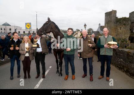 Le jockey Paul Townend, les propriétaires Audrey Turley, Greg Turley, Galopin des champs, vainqueur de la Boodles Cheltenham Gold Cup 2024, Groom Adam Connolly, et l’entraîneur Willie Mullins (gauche-droite) lors du retour des vainqueurs de la Boodles Cheltenham Gold Cup 2024 à Leighlinbridge, Irlande. Date de la photo : mardi 19 mars 2024. Banque D'Images