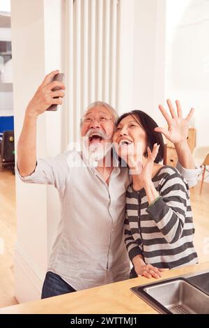 Couple âgé prenant un selfie Banque D'Images
