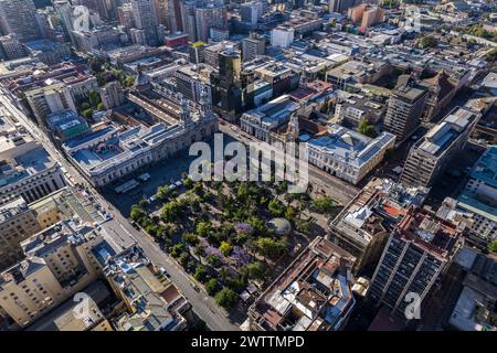 Vue aérienne de l'église de San Vicente de Ferrer de Los Dominicos à Santiago du Chili et magnifique ville Banque D'Images