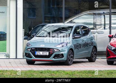 OSTRAVA, RÉPUBLIQUE TCHÈQUE - 19 DÉCEMBRE 2023 : Hyundai i10 N Line petite berline sport chez le concessionnaire Banque D'Images