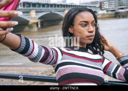 Femme prenant un selfie près de la rivière. Banque D'Images