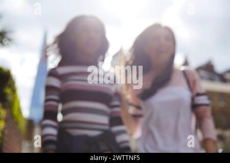 Image floue de deux individus à l'extérieur Banque D'Images