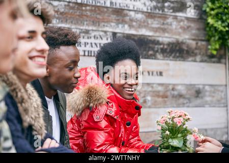 Groupe d'amis souriant à l'extérieur Banque D'Images