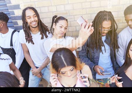 Groupe d'amis en prenant un selfies Banque D'Images