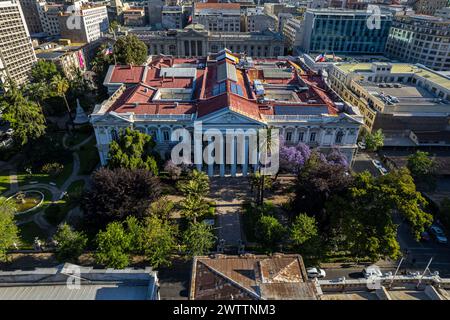 Vue aérienne de l'église de San Vicente de Ferrer de Los Dominicos à Santiago du Chili et magnifique ville Banque D'Images