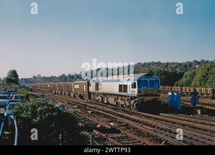 Une locomotive diesel de classe 59 numéro 59005 se dirige vers le nord avec une pierre Yeoman vide travaillant à Redhill le 16 octobre 1993. Banque D'Images