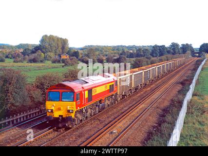 Une locomotive diesel de classe 59 numéro 59204, travaillant sur un train de wagons de pierre vides à Otford Junction le 24 octobre 2001. Banque D'Images