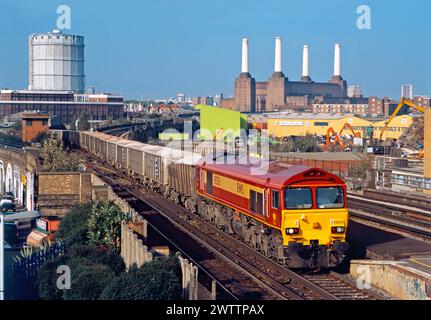 Une locomotive diesel de classe 59 numéro 59205 travaillant sur un train de pierre Yeoman chargé à Wandsworth Road le 30 octobre 2001. Banque D'Images