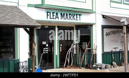 Old Flea Market Store Front avec des outils agricoles, de grandes fenêtres, dans la ville historique Banque D'Images