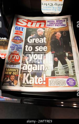 'Super de te revoir, Kate !' Le journal The Sun en première page Prince William et Princesse Kate sur le kiosque Londres Angleterre Royaume-Uni 19 mars 2024 Banque D'Images