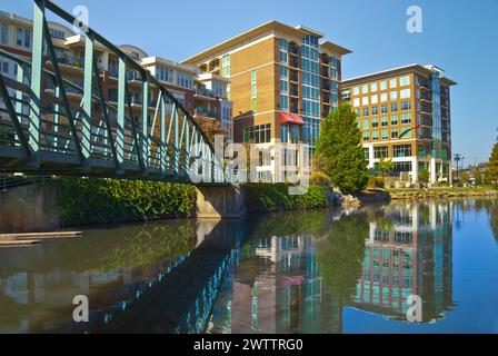 Centre-ville de Greenville depuis le pont de la rue main sur la rivière Reedy, Greenville, SC Banque D'Images