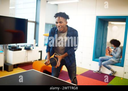 L'homme à jouer au tennis de table à l'intérieur Banque D'Images
