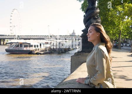 Femme profitant de la vue au bord d'une rivière Banque D'Images