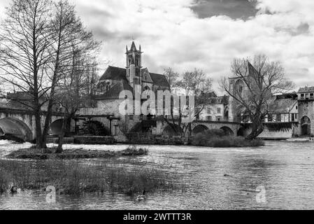 Vue panoramique de Moret-sur-Loing ville médiévale et impressionniste en Ile-de-France classée parmi les plus beaux détours de France. Photo noir et blanc. Banque D'Images