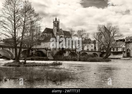 Vue panoramique de Moret-sur-Loing ville médiévale et impressionniste en Ile-de-France classée parmi les plus beaux détours de France. Photo historique de Sépia. Banque D'Images