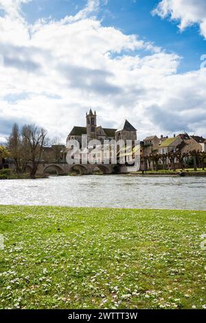 Vue panoramique de Moret-sur-Loing au printemps. Cette ville médiévale et impressionniste d'Ile-de-France est classée parmi les plus beaux détours de France. Banque D'Images