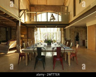Intérieur rustique avec salle à manger et balcon donnant sur. Banque D'Images