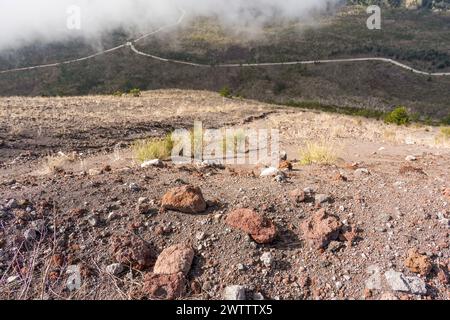Sédiments de lave au cratère du volcan actif du Mont Vésuve, Naples, Italie, Europe Banque D'Images