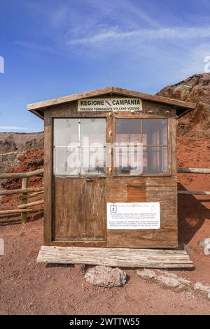 Ancien bureau de garde en bois sur le volcan Vésuve, au cratère sur le volcan actif du Mont Vésuve. Naples, Italie. Banque D'Images