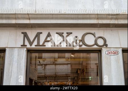 Venise, Italie- 27 février 2023 : le signe pour MAX&Co. A Venise Italie. Banque D'Images