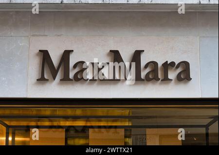 Venise, Italie- 27 février 2023 : le panneau pour MaxMara à Venise Italie. Banque D'Images