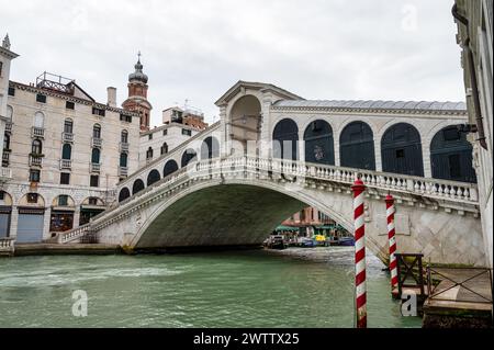 Venise, Italie- 26 février 2023 : le célèbre pont du Rialto à Venise Italie. Banque D'Images