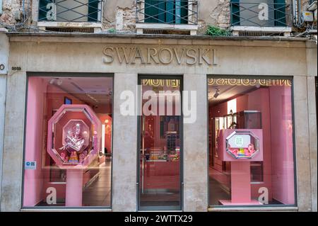 Venise, Italie- 27 février 2023 : la façade du magasin Swarovski à Venise Italie. Banque D'Images