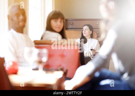 Image floue de personnes lors d'une réunion informelle. Banque D'Images