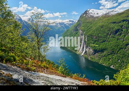 La cascade de Seven Sisters dans le magnifique fjord de Geiranger, une destination de voyage bien connue pour les bateaux de croisière, offre des vues spectaculaires sur le norvégien Banque D'Images