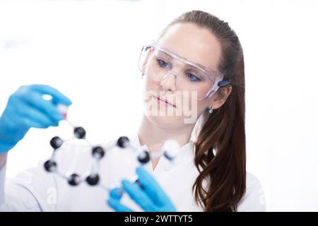 Scientifique spécialisé examinant un modèle moléculaire dans un laboratoire Banque D'Images