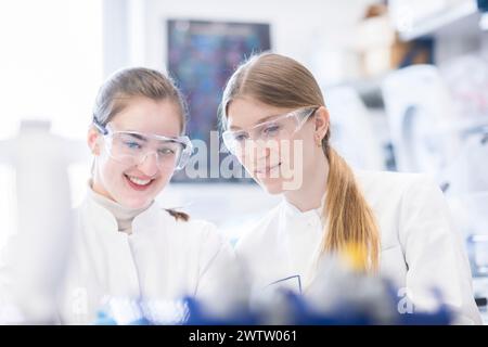 Deux scientifiques se sont engagés dans une discussion animée sur une expérience dans le laboratoire. Banque D'Images