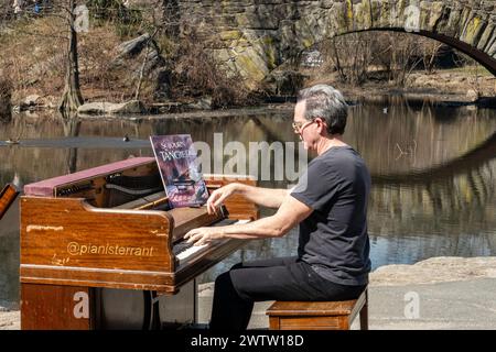 Homme jouant un piano droit à la fin à Central Park, 2024, NYC, USA Banque D'Images