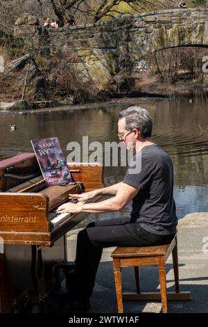 Homme jouant un piano droit à la fin à Central Park, 2024, NYC, USA Banque D'Images