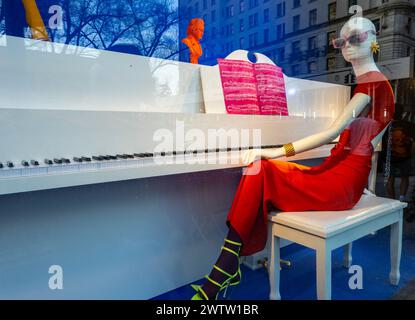 Bergdorf Goodman vitrine, 2024, New York, États-Unis Banque D'Images