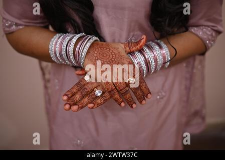 Mariée portant une robe de mariée traditionnelle posant, Pakistan Banque D'Images