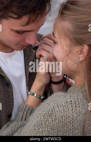Homme tenant tendrement le visage et les mains de la femme, tous deux souriants, gros plan. Une image d'affection douce et d'intimité joyeuse. Photo de haute qualité Banque D'Images