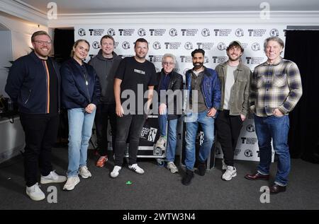 (De gauche à droite) Rob Beckett, Joanne McNally, Joe Lycett, Kevin Bridges, Roger Daltrey, Paul Chowdhry, Seann Walsh et John Bishop en coulisses lors d'Une nuit de comédie, l'émission Teenage cancer Trust au Royal Albert Hall de Londres. Date de la photo : mardi 19 mars 2024. Banque D'Images