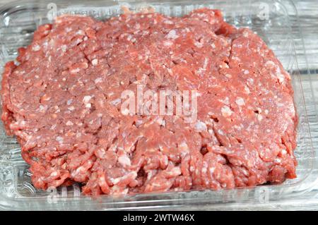 Bœuf haché haché ou haché, bœuf finement haché avec un couteau, hachoir à viande, hachoir ou hachoir, utilisé dans de nombreuses recettes, y compris les hamburgers Banque D'Images