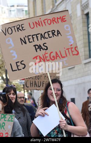 Plusieurs programmes écrits sur les grèvistes de la fonction publique ont défilé dans Paris pour demander des augmentations et plus de moyens pour les institutions Banque D'Images