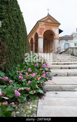 Escaliers vers un beau couloir avec des peintures à Baveno, Italie. Église de St Gervasio et Protasio Banque D'Images