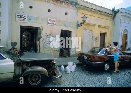 porto rico porto rice usa vie quotidienne san juan porto rico portorican gens claquant sa voiture vieilles voitures Banque D'Images