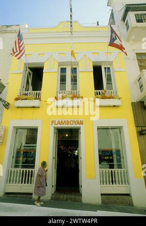 porto rico porto rico usa vie quotidienne rues de san juan vieille femme portoricaine devant un bar la perla quartier Banque D'Images